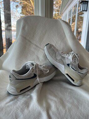 NIKE Women's Air Max Sneaker Shoe Size 7 White and Navy